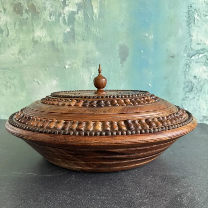 Rankų darbo medinis indas su dangčiu 35x35x15